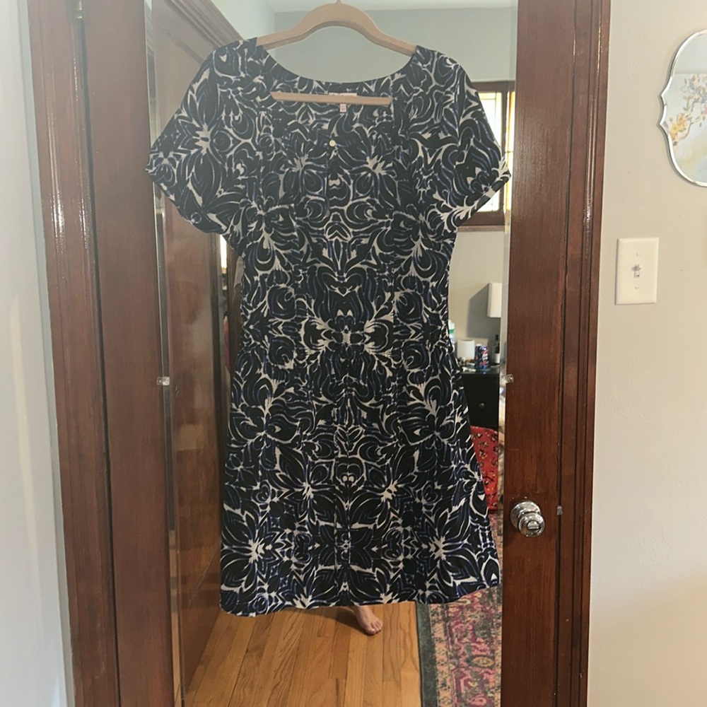 Beautiful Juicy couture navy dress. With tie string at the waist.